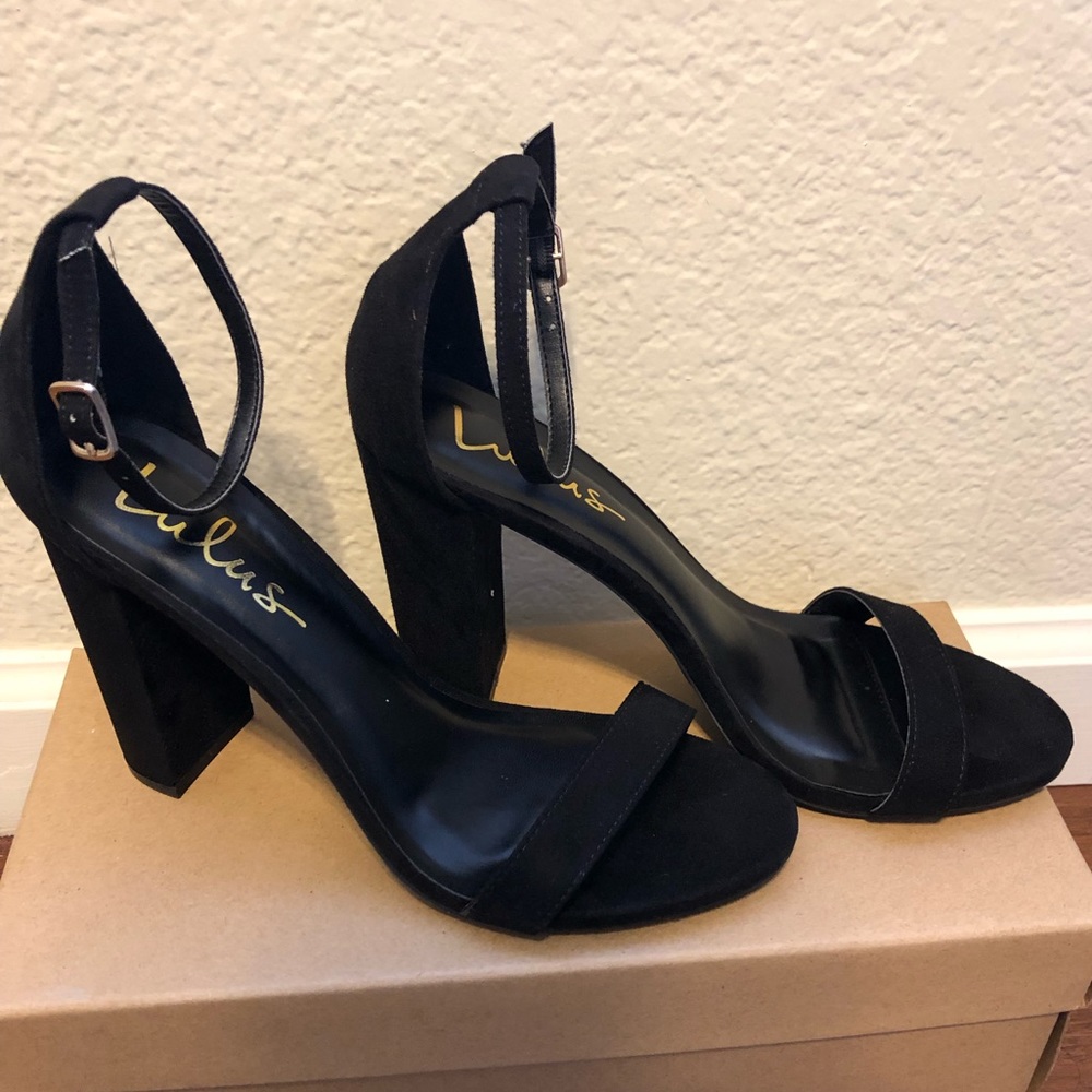 BLACK STRAPPED HEELS: W 7.5 - fit like W 8.5. NEW